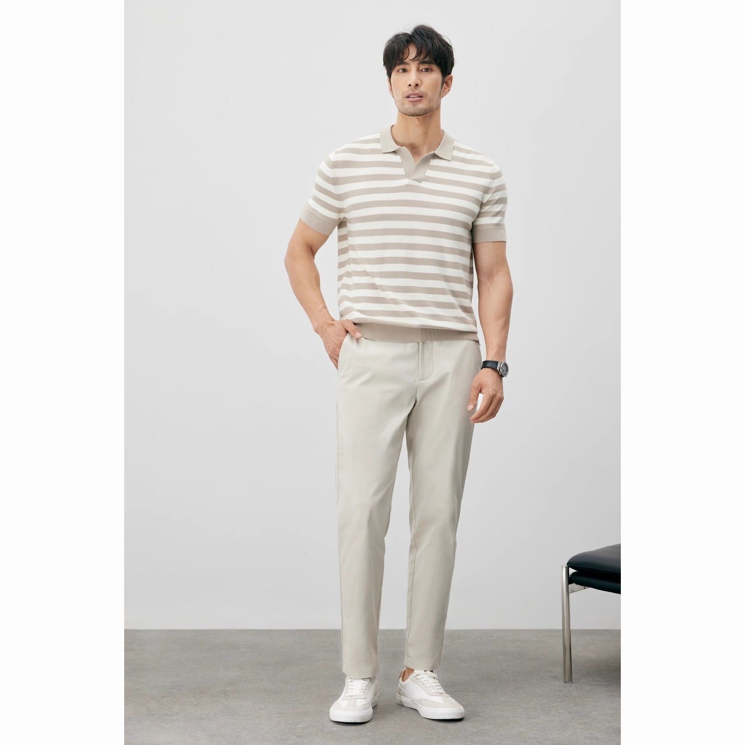 Herren-Slim-Fit-Strick-T-Shirt mit V-Ausschnitt und Eisseiden-Revers
