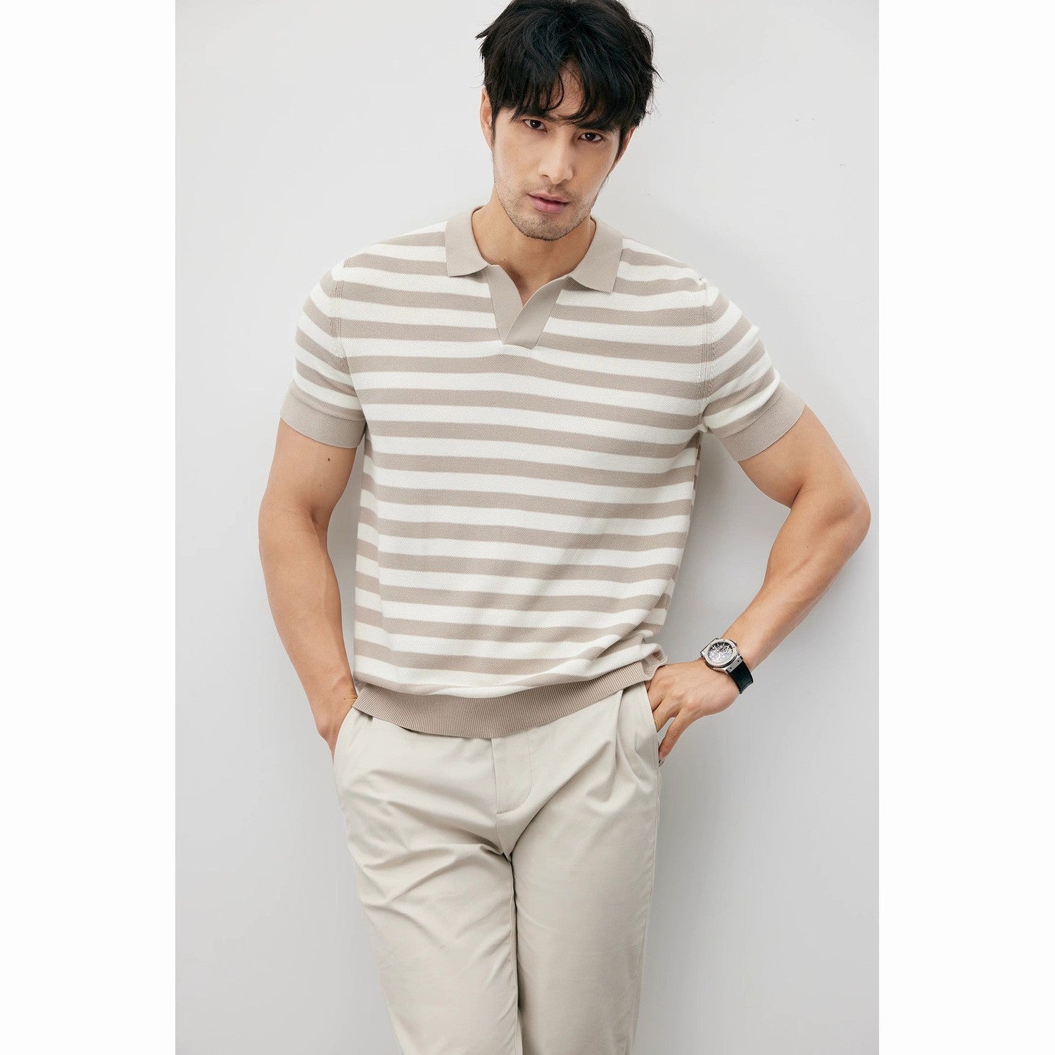 Herren-Slim-Fit-Strick-T-Shirt mit V-Ausschnitt und Eisseiden-Revers